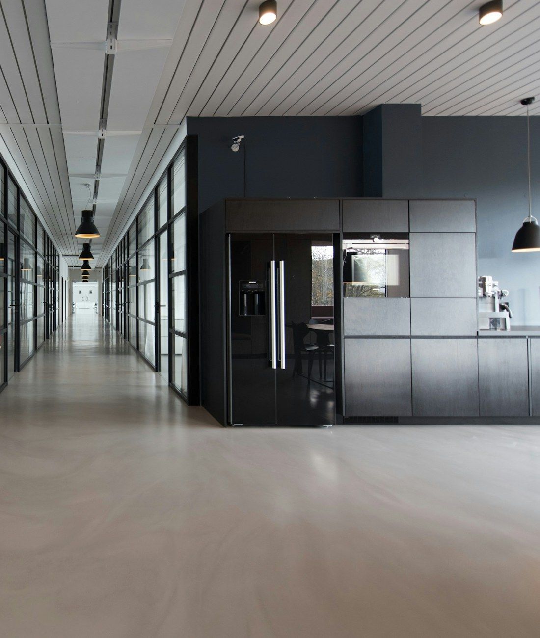 Moderner Büroflur mit Glas und Holz